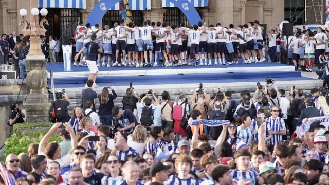Celebración en Alderdi Eder de la cuarta Copa del Rey de la Real Sociedad. RUBEN PLAZA