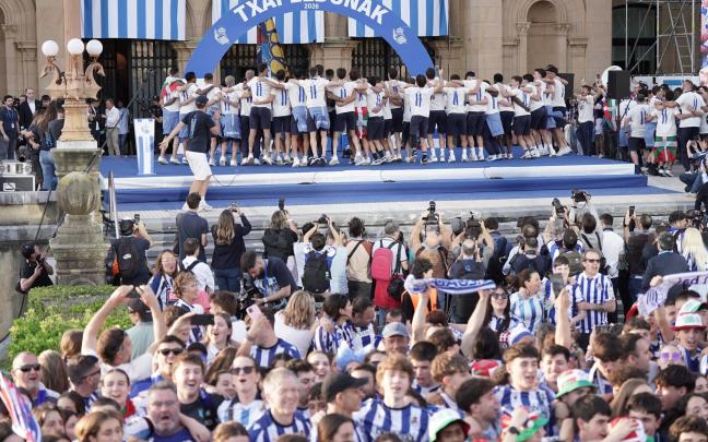 Celebración en Alderdi Eder de la cuarta Copa del Rey de la Real Sociedad. RUBEN PLAZA