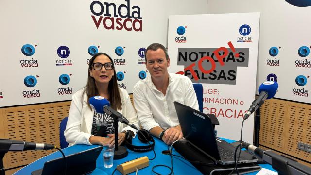 Begoña Pedrosa con Txema Gutiérrez en los estudios de ONDA VASCA