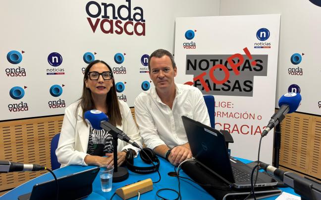 Begoña Pedrosa con Txema Gutiérrez en los estudios de ONDA VASCA