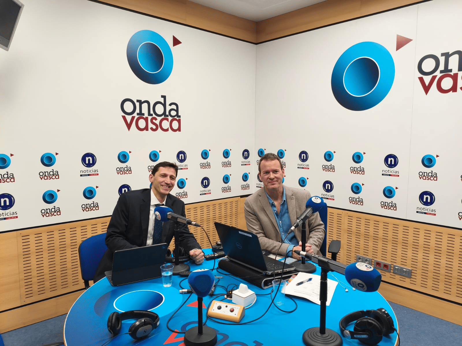 El consejero Noel D'Anjou con Txema Gutiérrez en ONDA VASCA