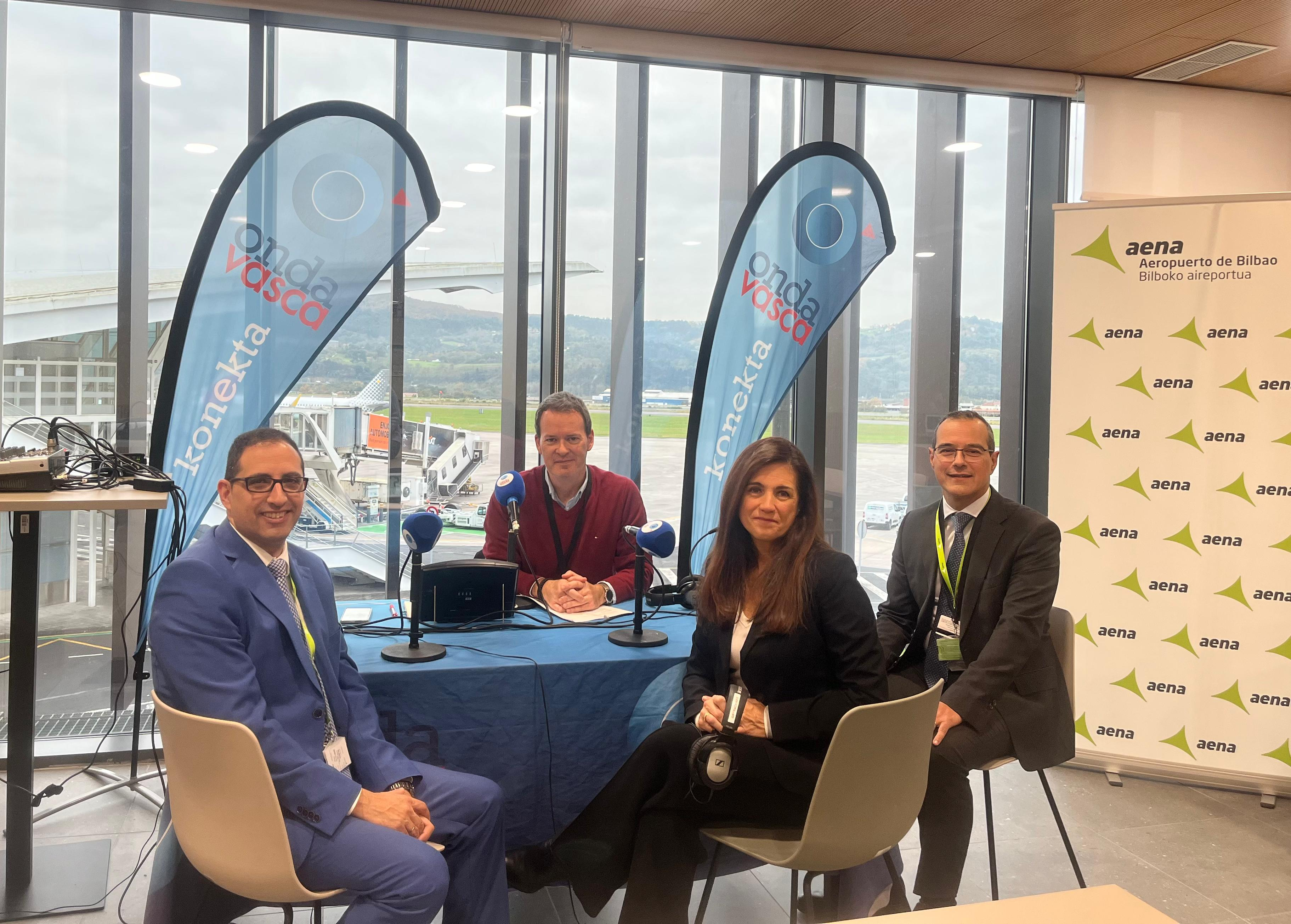 Txema Gutiérrez con los directores de los tres aeropuertos vascos. ONDA VASCA