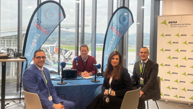 Txema Gutiérrez con los directores de los tres aeropuertos vascos. ONDA VASCA