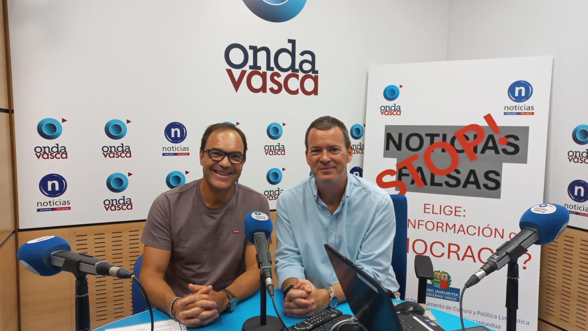 Gorka Oráa, director de Familias del Gobierno vasco con Txema Gutiérrez en los estudios de ONDA VASCA