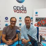 Gorka Oráa, director de Familias del Gobierno vasco con Txema Gutiérrez en los estudios de ONDA VASCA
