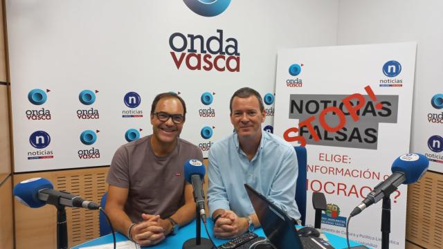 Gorka Oráa, director de Familias del Gobierno vasco con Txema Gutiérrez en los estudios de ONDA VASCA