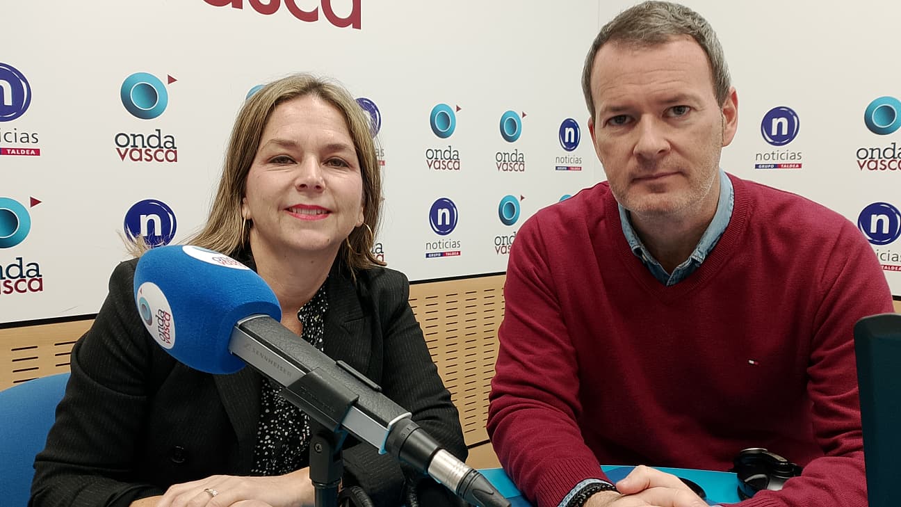 Itziar de la Peña con Txema Gutiérrez en los estudios de ONDA VASCA