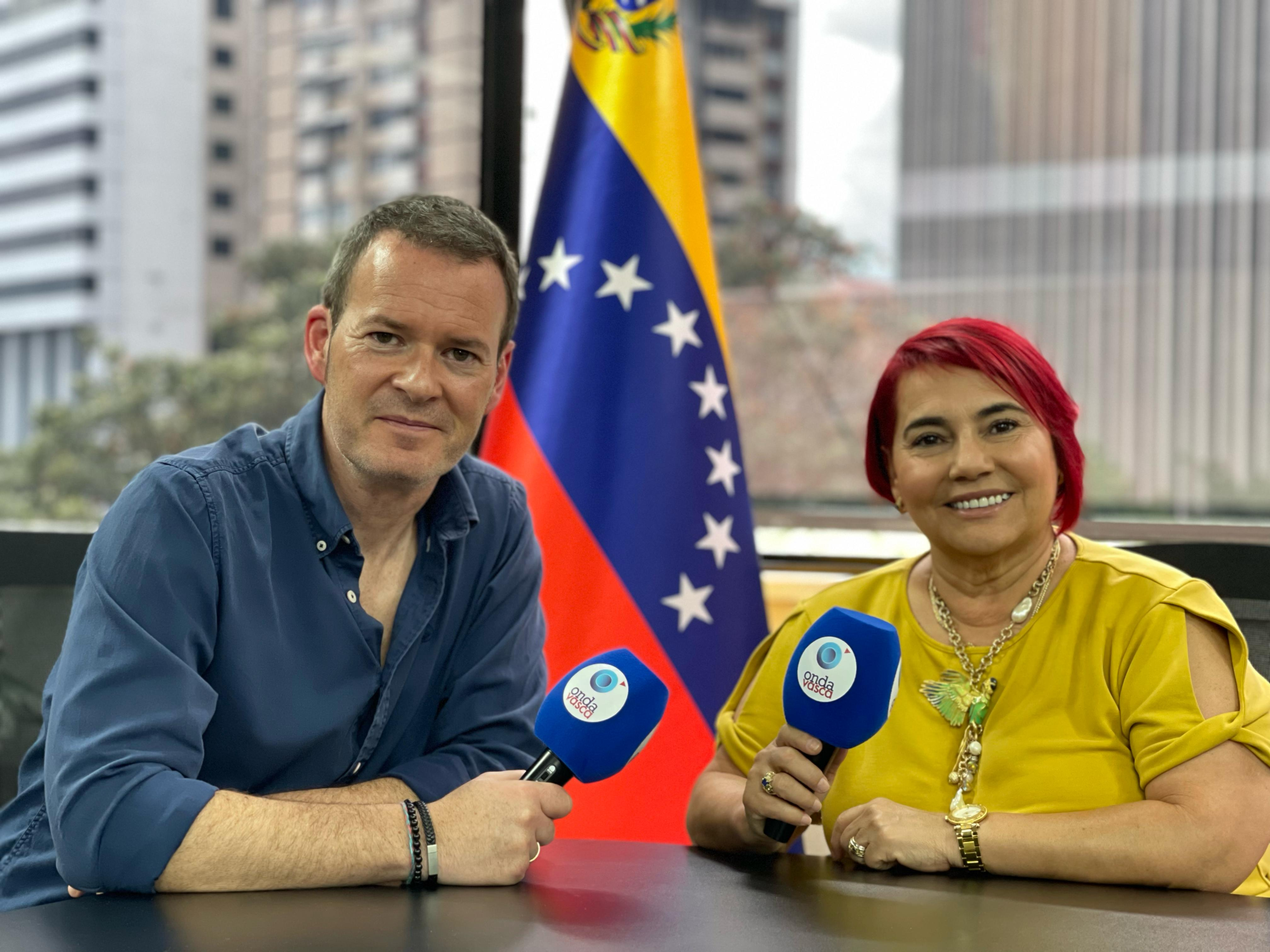 La ministra de Turismo Leticia Gómez con Txema Gutiérrez en Caracas. ONDA VASCA