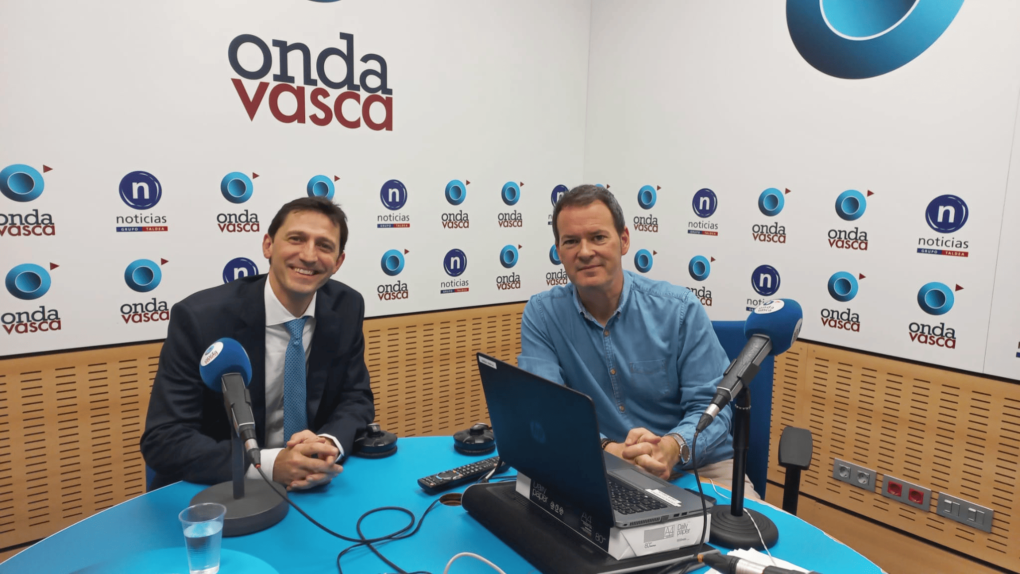 El consejero de Hacienda y Finanzas del Gobierno vasco, Nöel D'Anjou con Txema Gutiérrez en los estudios de ONDA VASCA