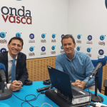 El consejero de Hacienda y Finanzas del Gobierno vasco, Nöel D'Anjou con Txema Gutiérrez en los estudios de ONDA VASCA