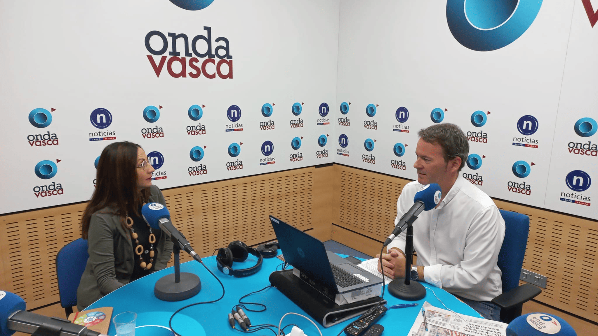 Begoña Pedrosa con Txema Gutiérrez en los estudios de ONDA VASCA