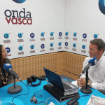 Begoña Pedrosa con Txema Gutiérrez en los estudios de ONDA VASCA