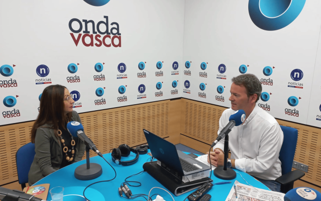 Begoña Pedrosa con Txema Gutiérrez en los estudios de ONDA VASCA