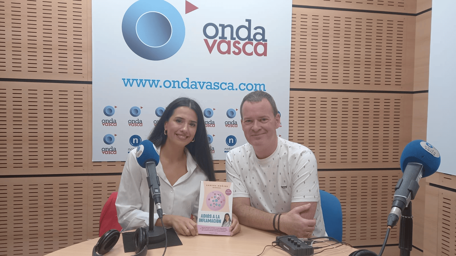 Sandra Moñino con Txema Gutiérrez en los estudios de ONDA VASCA