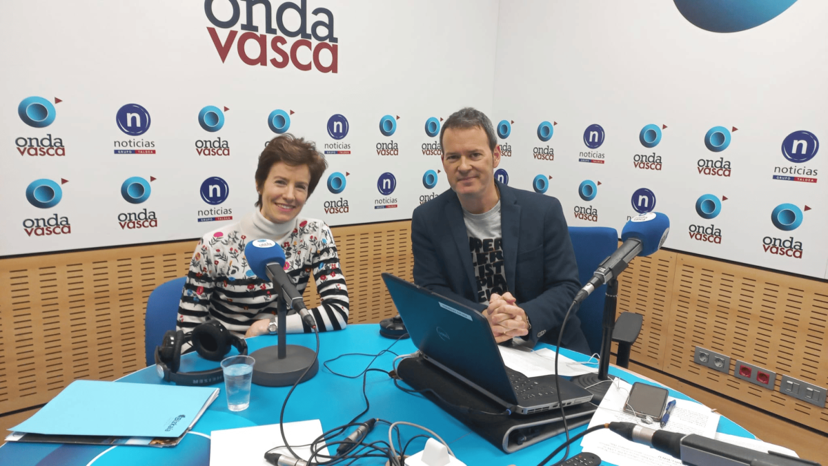 Sonia Pérez con Txema Gutiérrez en los estudios de ONDA VASCA