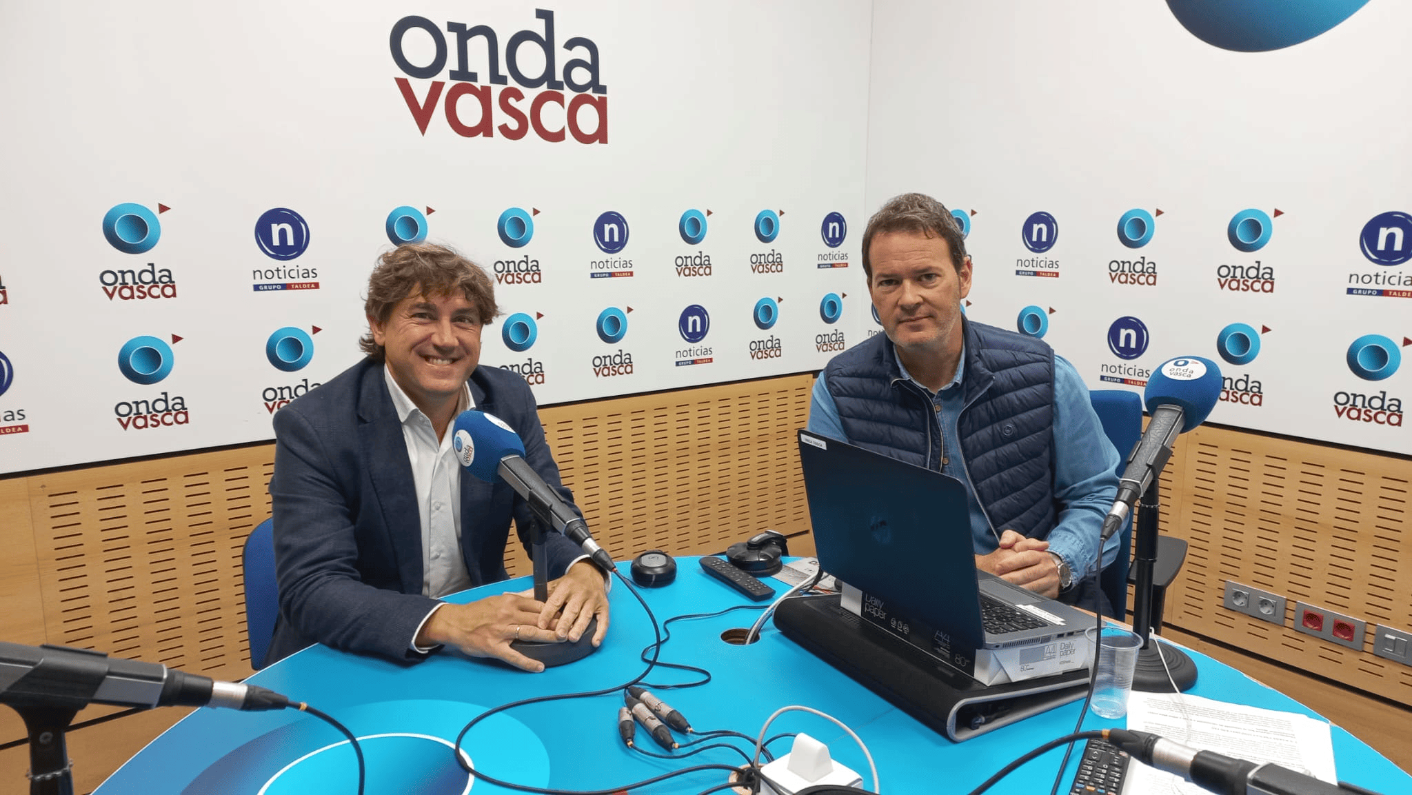 Eneko Andueza con Txema Gutiérrez en los estudios de ONDA VASCA