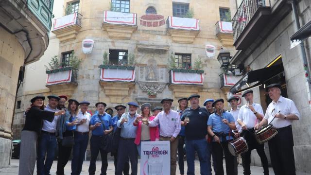 Los txikiteros celebran hoy su día ataviados con sus txapelas por las calles del Casco Viejo de Bilbao | Jose Mª Martínez, Deia