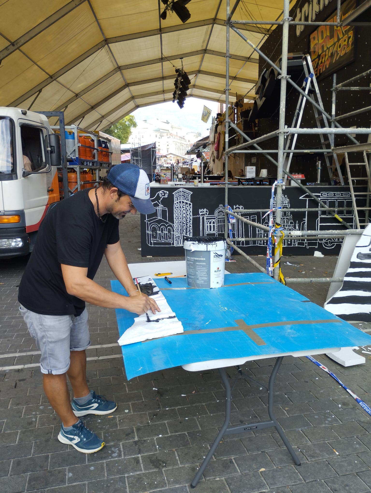Gontzal de Trikimailu da los últimos retoques a la decoración festiva | ONDA VASCA Gontzal de Trikimailu da los últimos retoques a la decoración festiva| ONDA VASCA