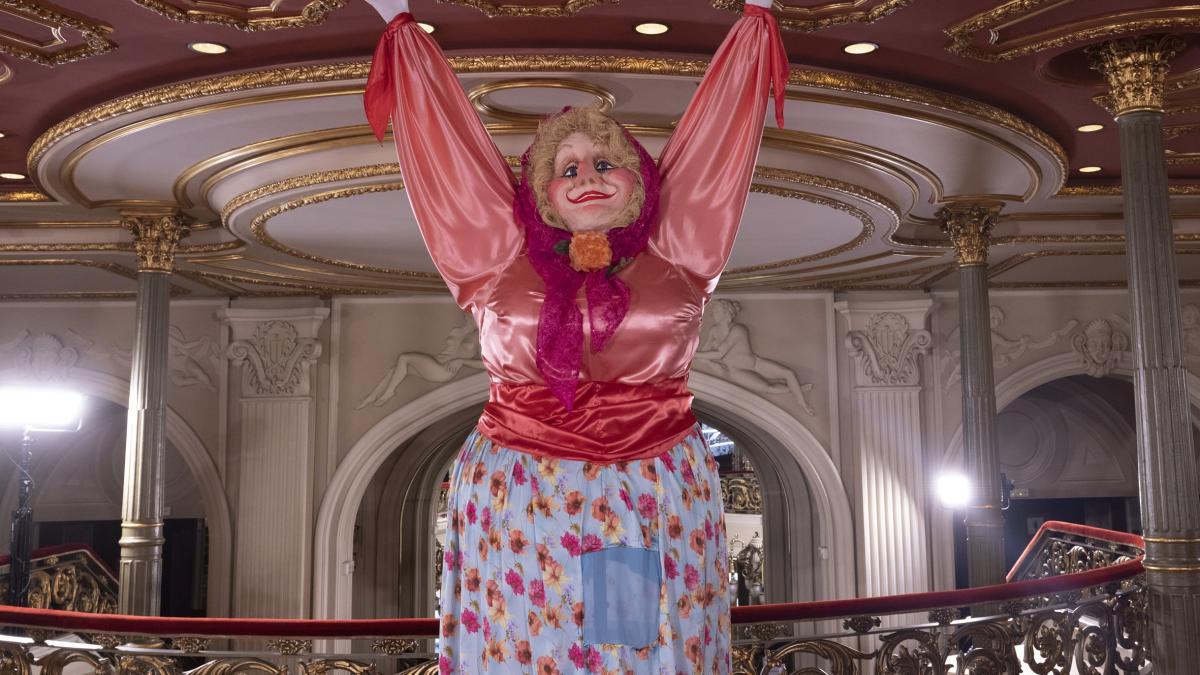 Marijaia con su colorida vestimenta llevará un año más la alegría a las calles de Bilbao