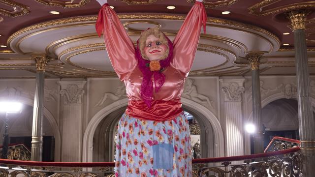 Marijaia con su colorida vestimenta llevará un año más la alegría a las calles de Bilbao