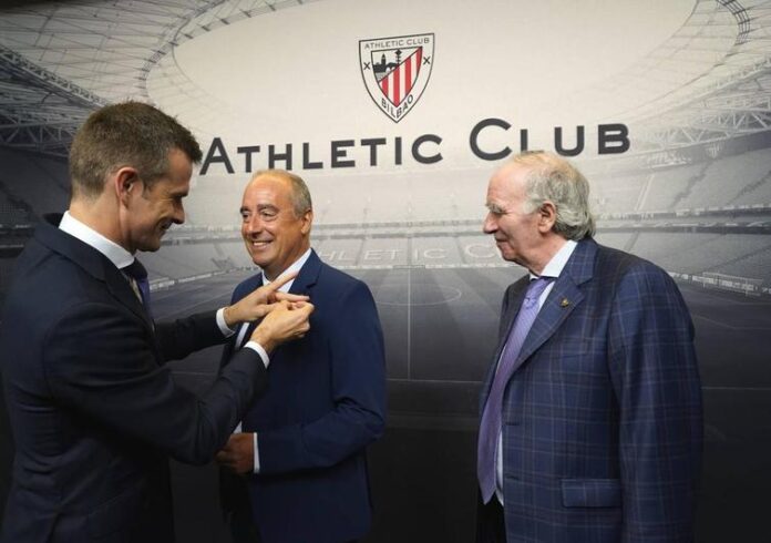 Txus Vidorreta condecorado en el palco de San Mamés por el presidente del Athletic, Jon Uriarte, y en presencia de José Ángel Iríbar