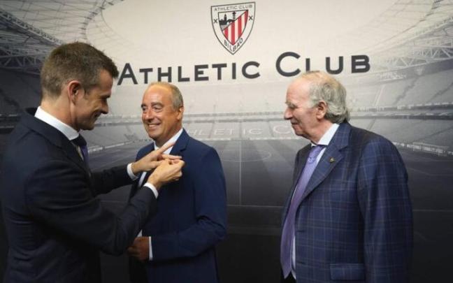 Txus Vidorreta condecorado en el palco de San Mamés por el presidente del Athletic, Jon Uriarte, y en presencia de José Ángel Iríbar