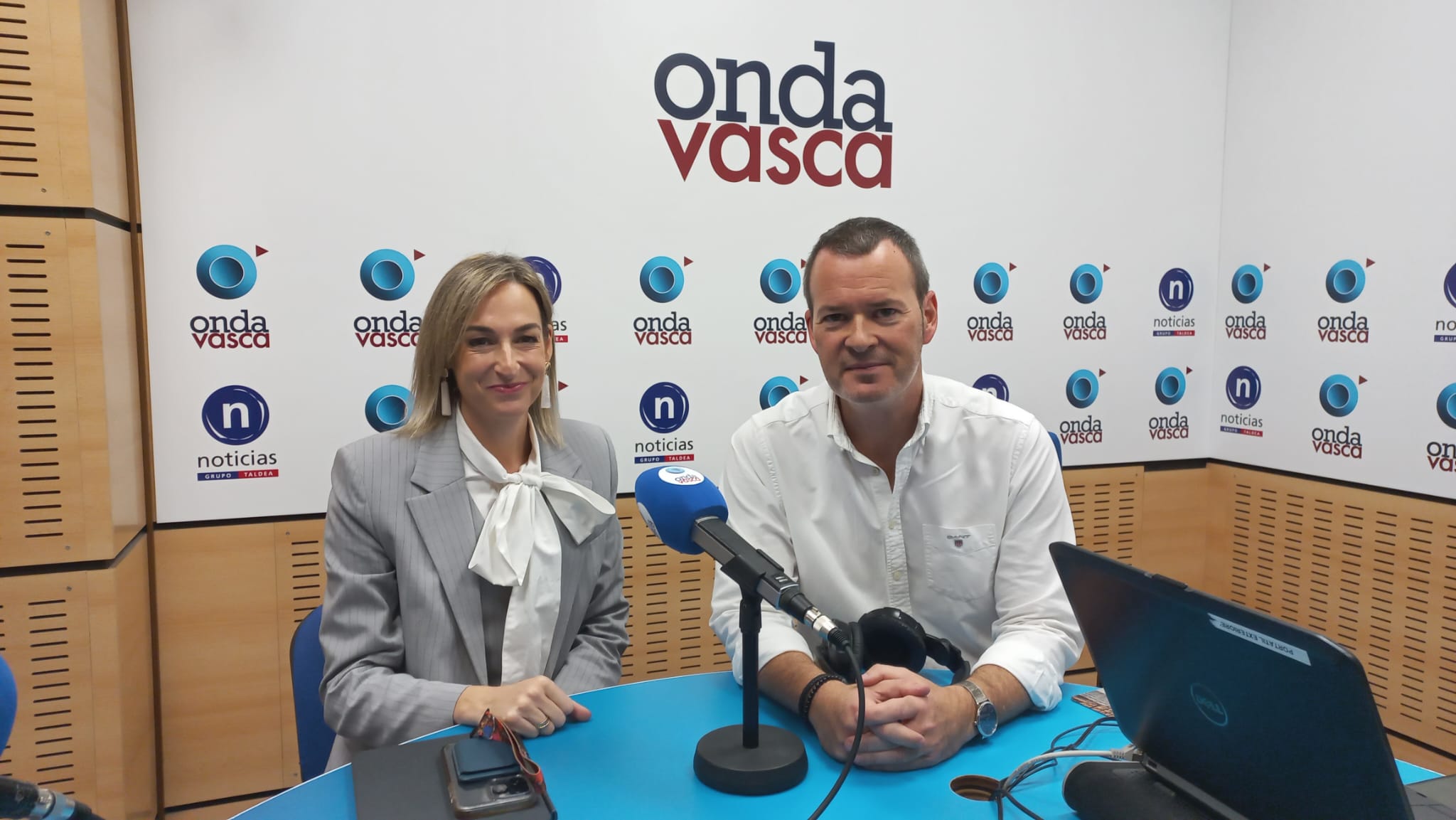 Maria Ubarretxena con Txema Gutiérrez en los estudios de ONDA VASCA