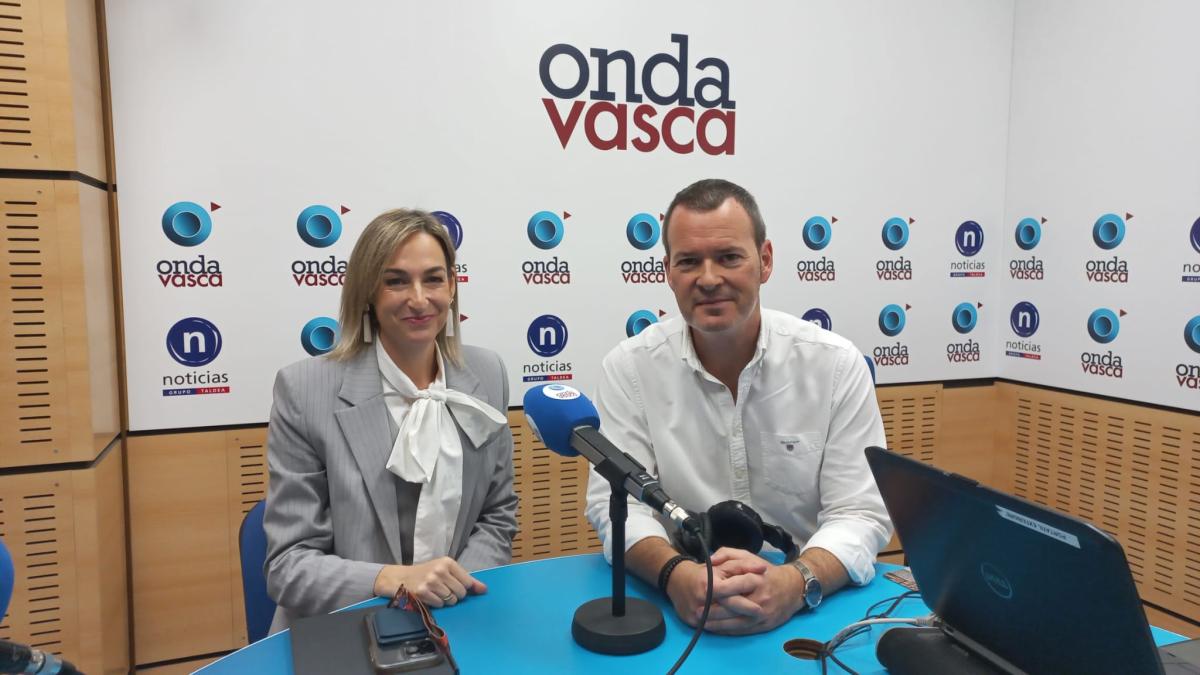 Maria Ubarretxena con Txema Gutiérrez en los estudios de ONDA VASCA