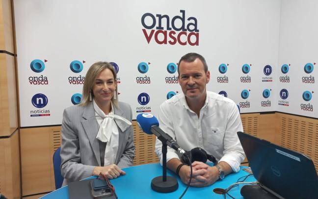 Maria Ubarretxena con Txema Gutiérrez en los estudios de ONDA VASCA