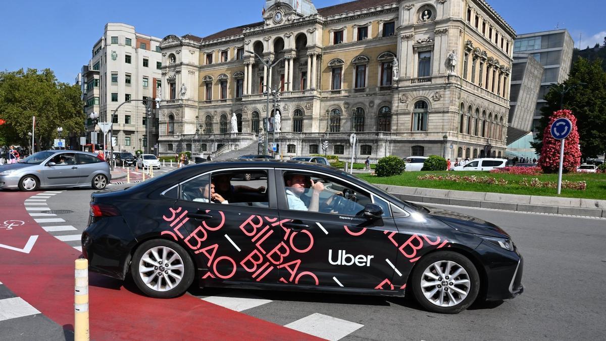 Un Uber circulando por la rotonda del ayuntamiento de Bilbao. Oskar González