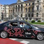 Un Uber circulando por la rotonda del ayuntamiento de Bilbao. Oskar González