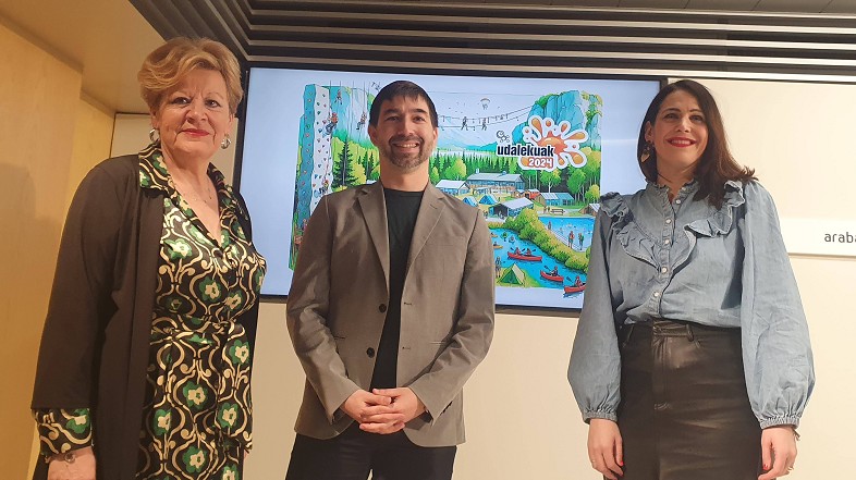 Ana del Val, Isaac Palencia y Leixuri Arrizabalaga presentando la campaña Udalekuak 2024