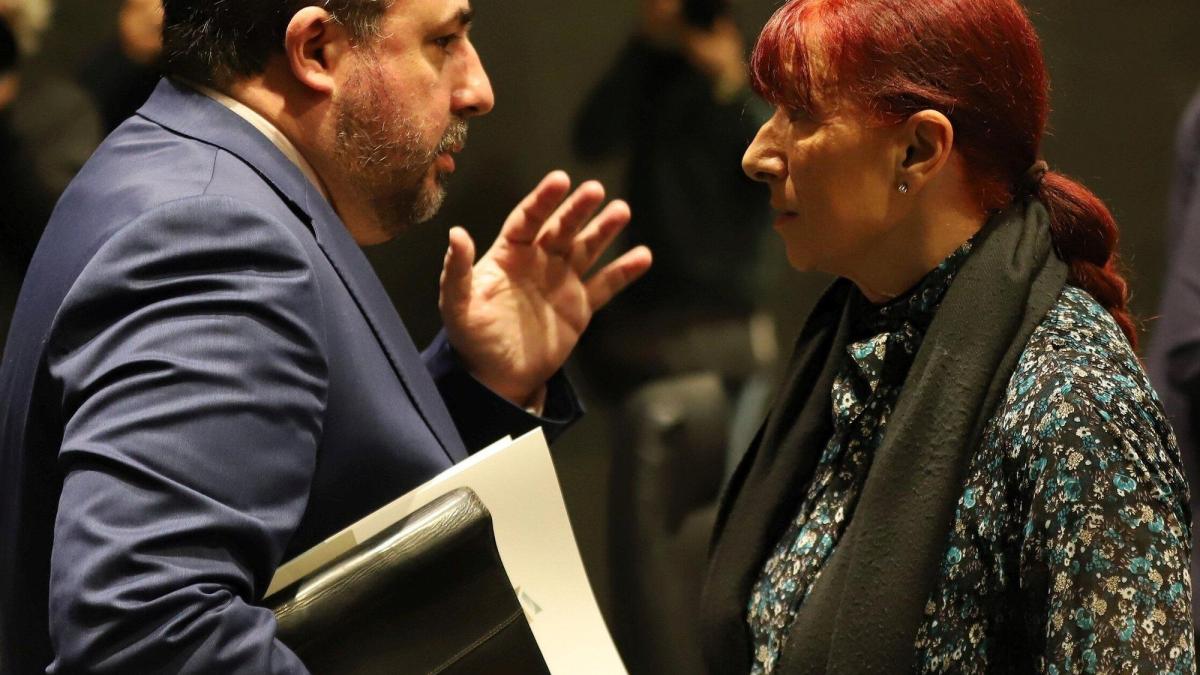 El presidente del parlamento vasco, Unai Hualde, charla con Maite Nosti. javier Bergasa. 