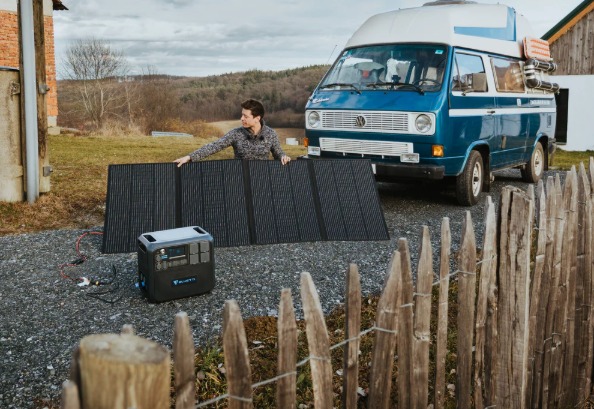Un caravanista instala paneles solares, promoviendo el turismo responsable