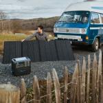 Un caravanista instala paneles solares, promoviendo el turismo responsable