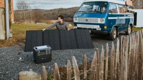 Un caravanista instala paneles solares, promoviendo el turismo responsable