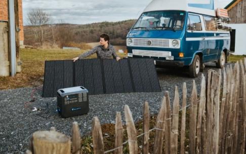 Un caravanista instala paneles solares, promoviendo el turismo responsable