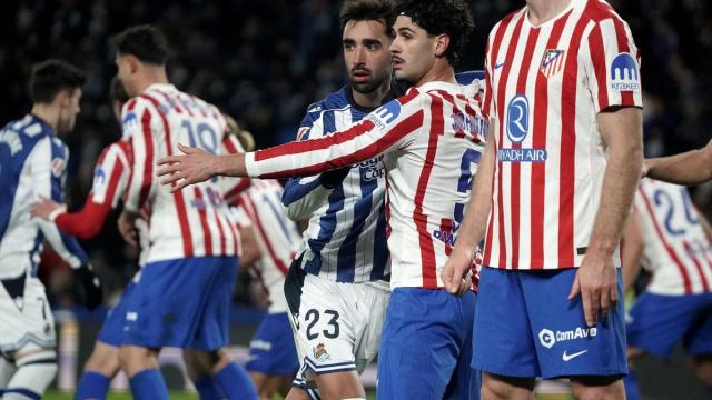 Un lance del partido disputado en Anoeta entre Real y Atlético de Madrid. RUBEN PLAZA