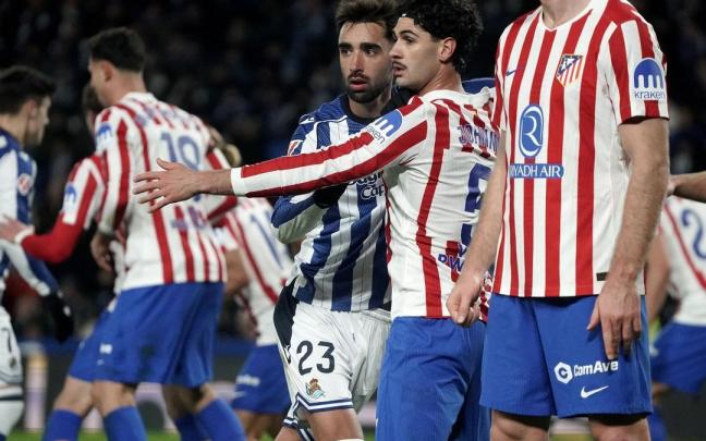 Un lance del partido disputado en Anoeta entre Real y Atlético de Madrid. RUBEN PLAZA