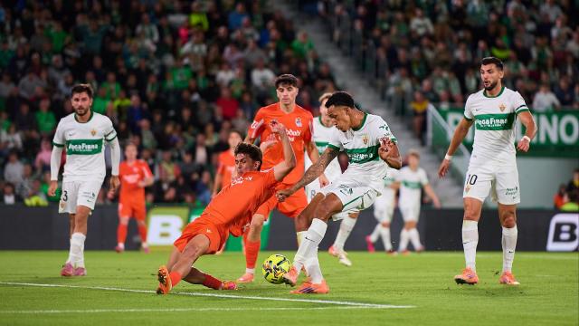 Un momento del partido de la primera vuelta entre el Elche y la Real. LALIGA