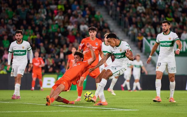 Un momento del partido de la primera vuelta entre el Elche y la Real. LALIGA