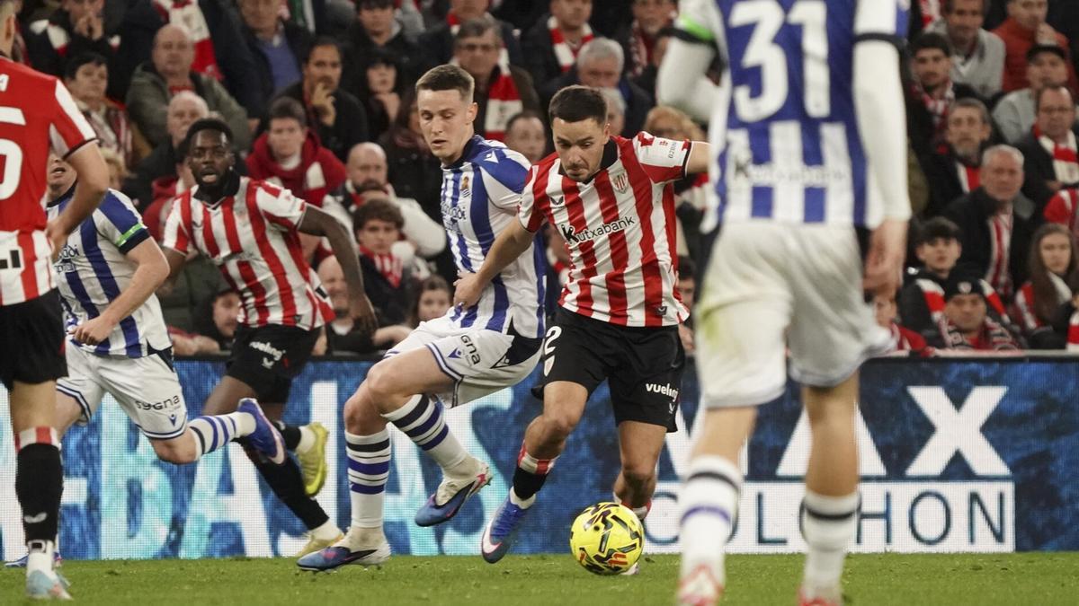 Un momento del pasado derbi en San Mamés. MIGUEL ACERA