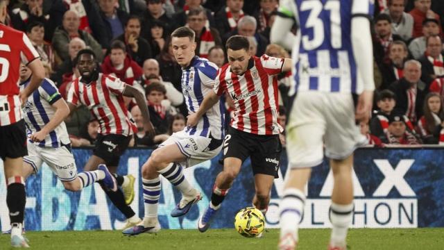 Un momento del pasado derbi en San Mamés. MIGUEL ACERA