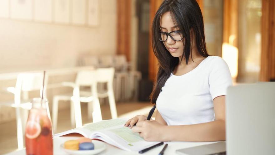 Una mujer escribe con la mano izquierda