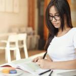 Una mujer escribe con la mano izquierda