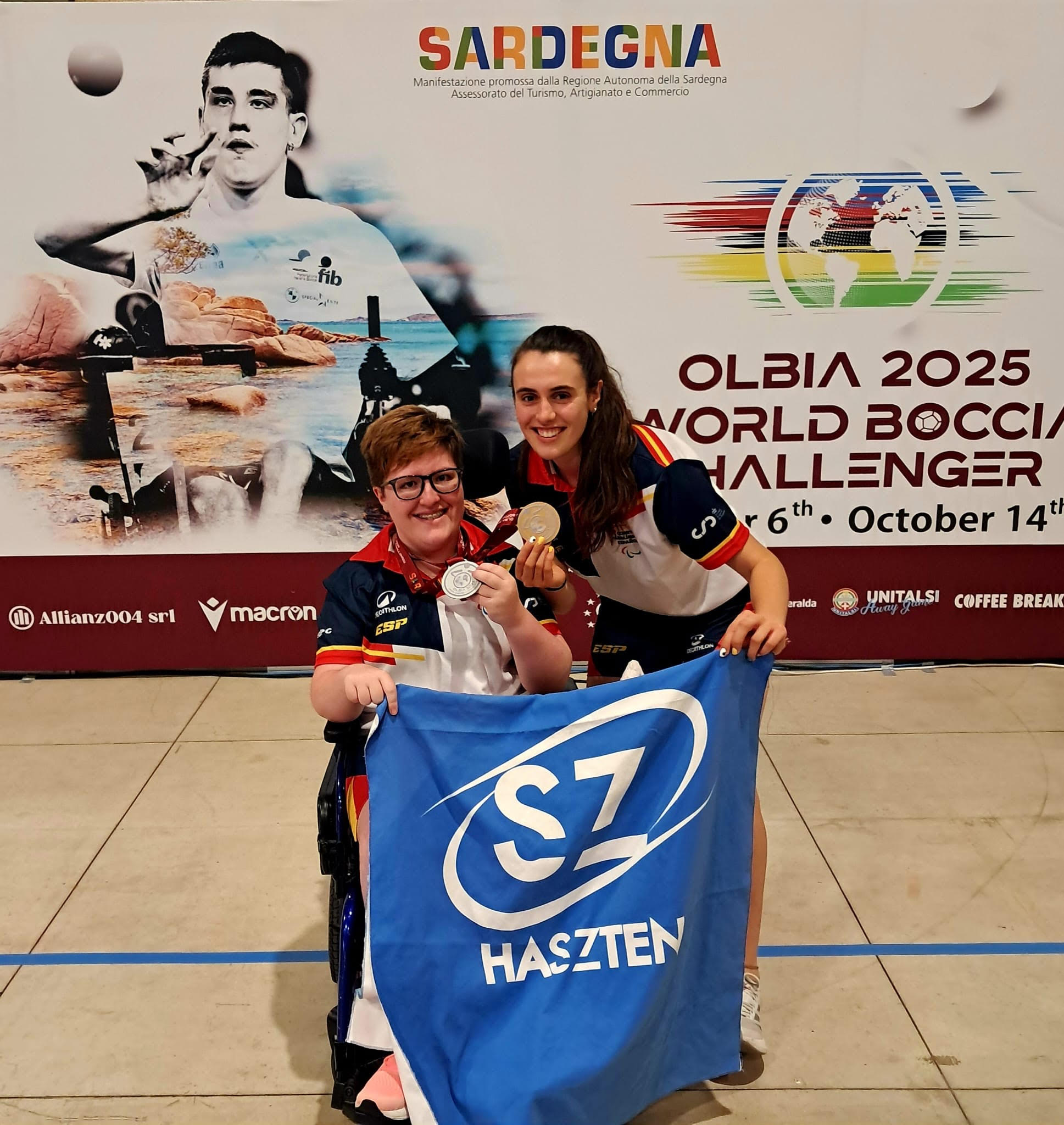Ainhoa Meñaka e Irune Muñekas con las medallas logradas