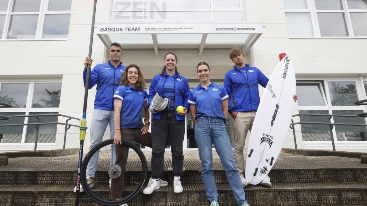 Algunos de los y las nuevas becadas, de izquierda a derecha: Adrián Miramón (remo), Usoa Ostolaza (ciclismo), Sara Loidi (softbol), Anne Erauskin (balonmano), Kai Odriozola (surf) Algunos de los y las nuevas becadas, de izquierda a derecha: Adrián Miramón (remo), Usoa Ostolaza (ciclismo), Sara Loidi (softbol), Anne Erauskin (balonmano), Kai Odriozola (surf)
