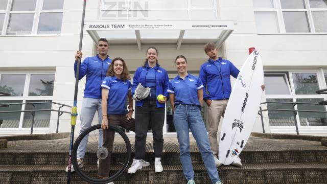 Algunos de los y las nuevas becadas, de izquierda a derecha: Adrián Miramón (remo), Usoa Ostolaza (ciclismo), Sara Loidi (softbol), Anne Erauskin (balonmano), Kai Odriozola (surf) Algunos de los y las nuevas becadas, de izquierda a derecha: Adrián Miramón (remo), Usoa Ostolaza (ciclismo), Sara Loidi (softbol), Anne Erauskin (balonmano), Kai Odriozola (surf)