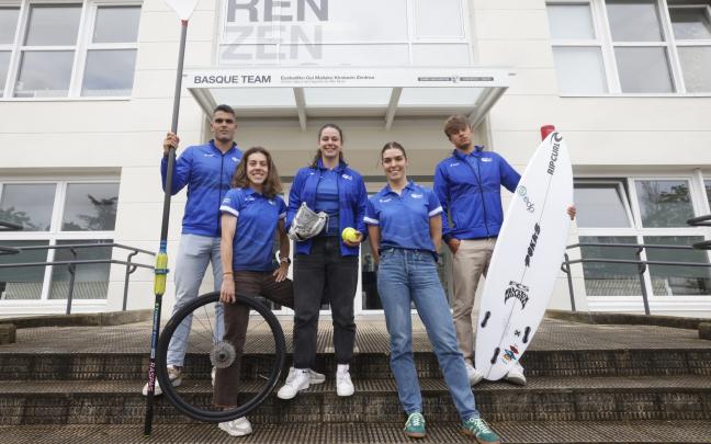 Algunos de los y las nuevas becadas, de izquierda a derecha: Adrián Miramón (remo), Usoa Ostolaza (ciclismo), Sara Loidi (softbol), Anne Erauskin (balonmano), Kai Odriozola (surf) Algunos de los y las nuevas becadas, de izquierda a derecha: Adrián Miramón (remo), Usoa Ostolaza (ciclismo), Sara Loidi (softbol), Anne Erauskin (balonmano), Kai Odriozola (surf)