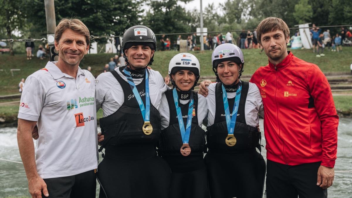 De izquierda a derecha: Xabier Etxaniz (técnico), Pau Echaniz, Maialen Chourraut, Miren Lazkano, Aritz Fernández (técnico) / Foto: Basque Team